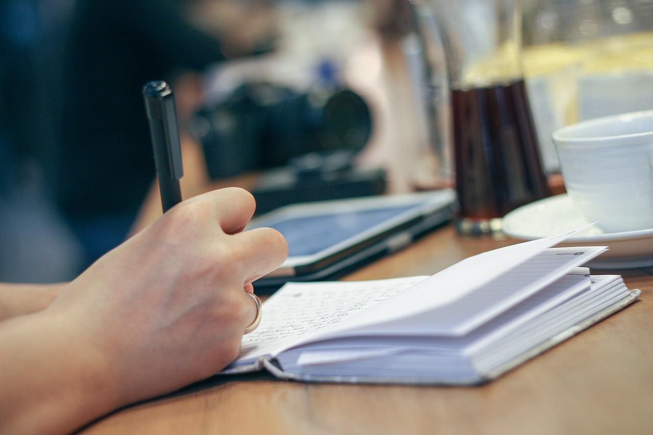 Un mentor aidant un étudiant